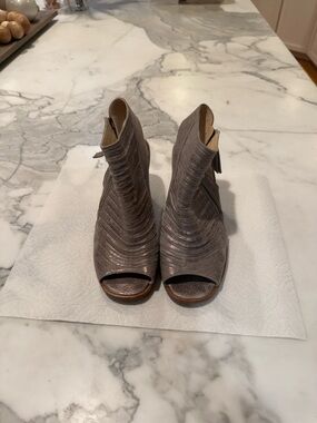 Paul Green Women’s Metallic Taupe Gray Silver Booties